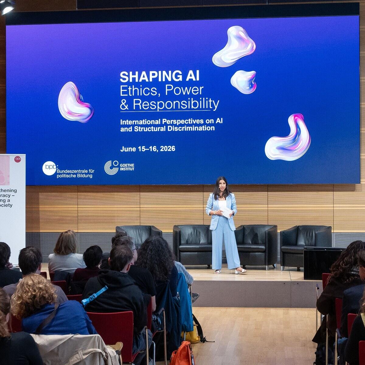Bühne der internationalen Konferenz Shaping AI der Bundeszentrale für politische Bildung in Berlin
