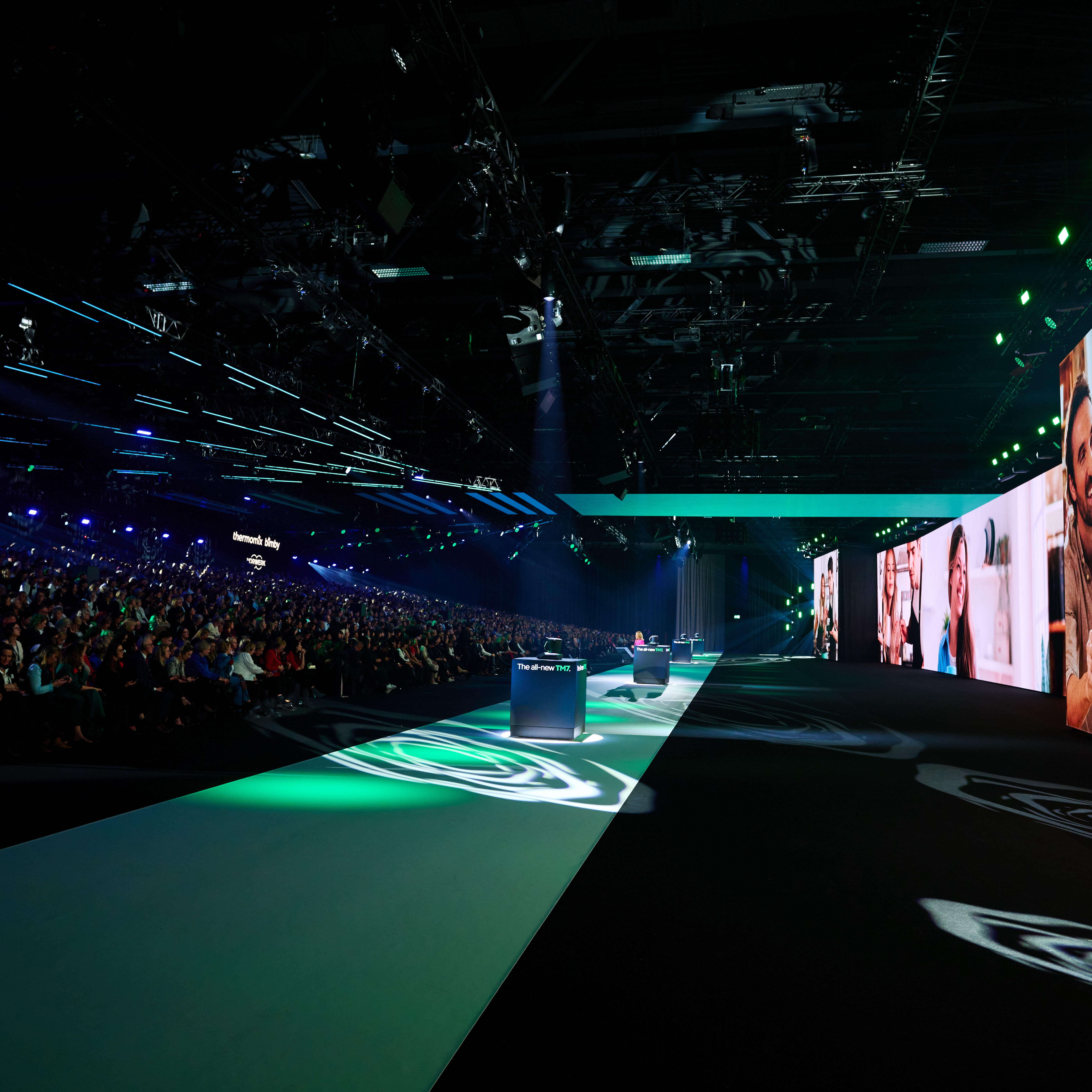Bühnenshow mit großer LED-Wand beim Launch des Thermomix TM7 in Berlin